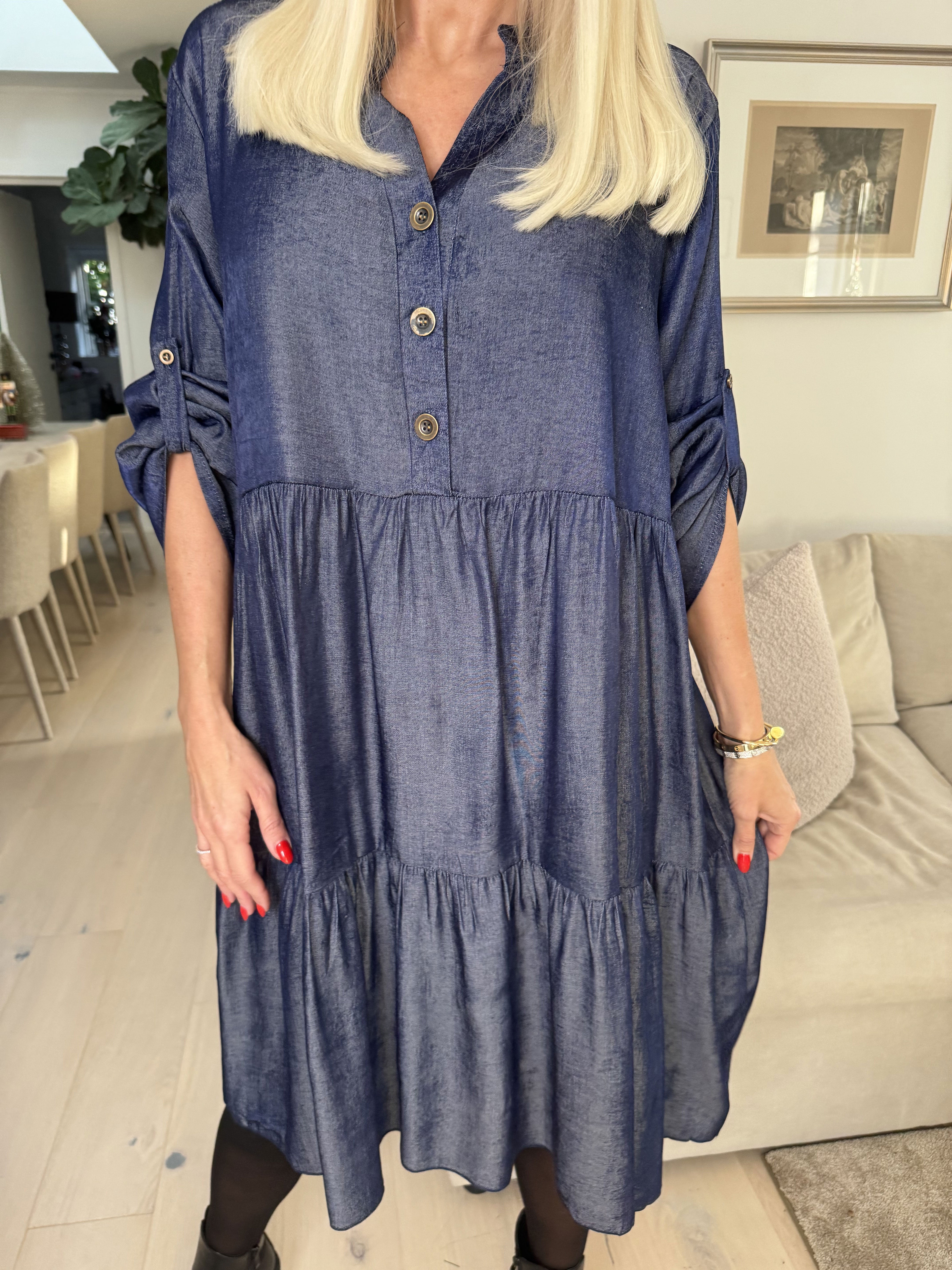 Milano Denim Midi - Sød kjole i viskose med lag på lag look